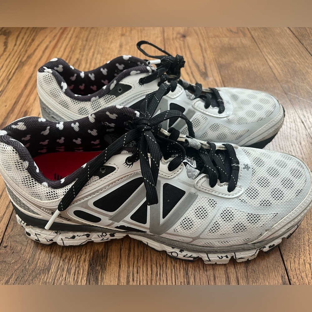 New Balance Run Disney 2015 Minnie Mouse Running Shoes Size 8 ❤️🖤
